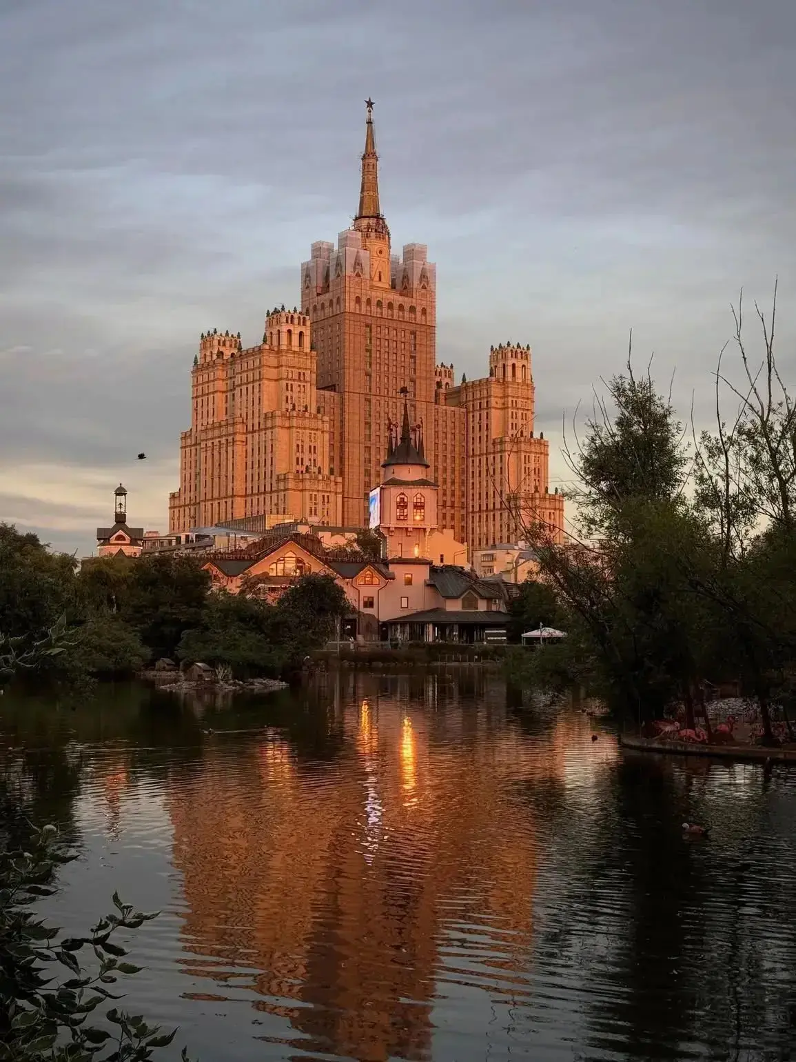 🏰 Невероятный вид из Московского зоопарка на рассвете. ❤️