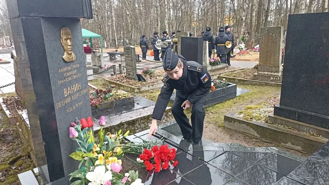 Сегодня кадеты 6к класса почтили память погибших подводников на Серафимовском кладбище, у памятника 