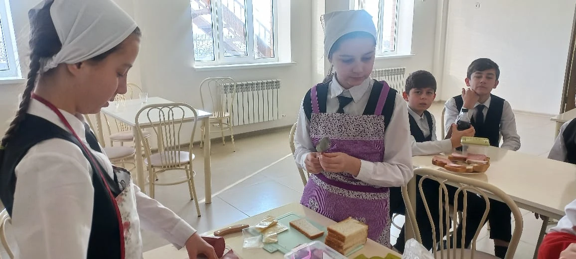 Урок технологии на тему "Обработка пищевых продуктов" был посвящен приготовлению бутербродов. После 