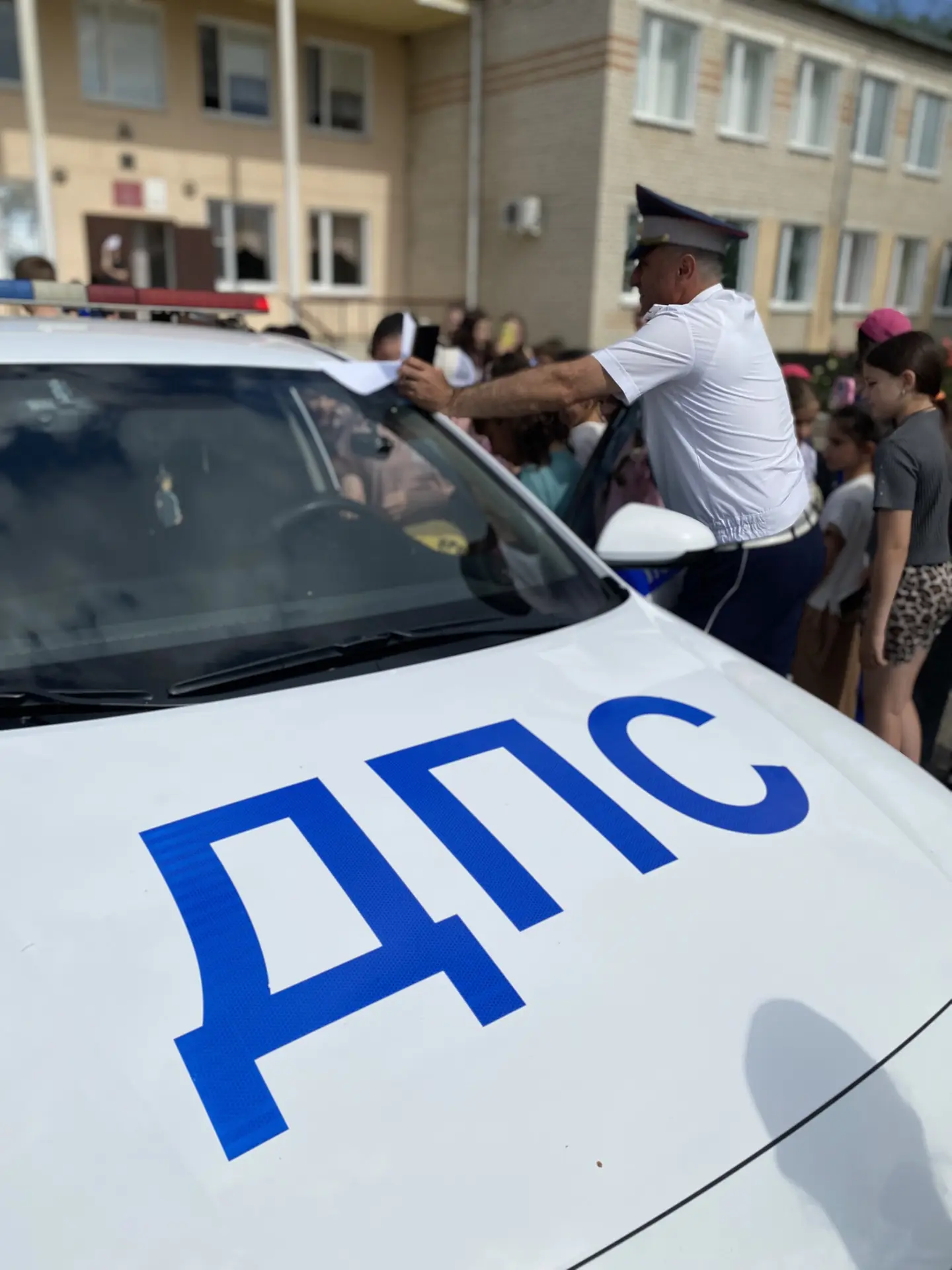 ☀️👫🚔 Сотрудники Госавтоинспекции проводят занятия в пришкольных лагерях, напоминая ребятам о соблю