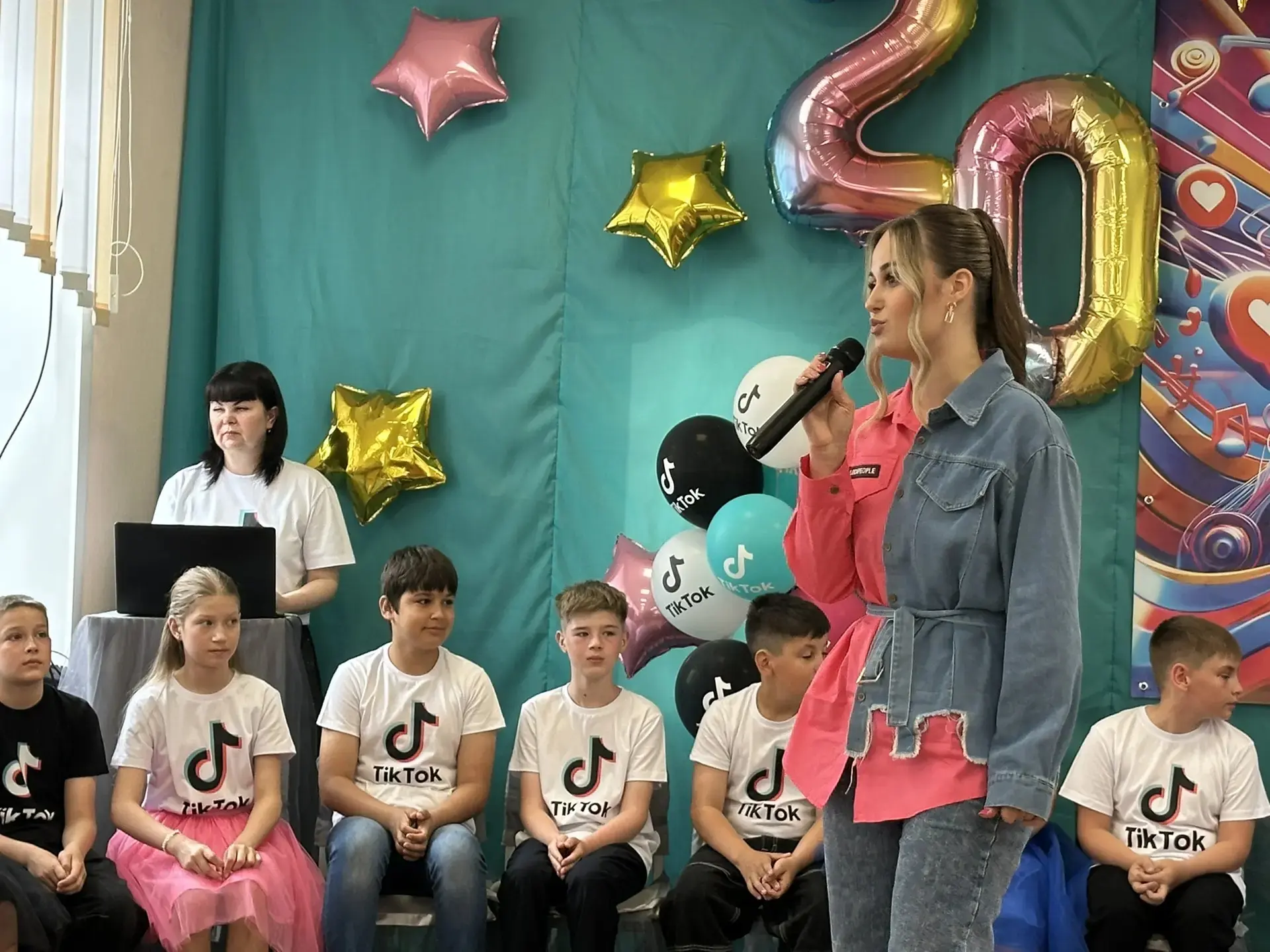 Сегодня состоялся выпускной в 4 «И» классе в стиле “TikTok”, классный руководитель Савина А.В. Позад