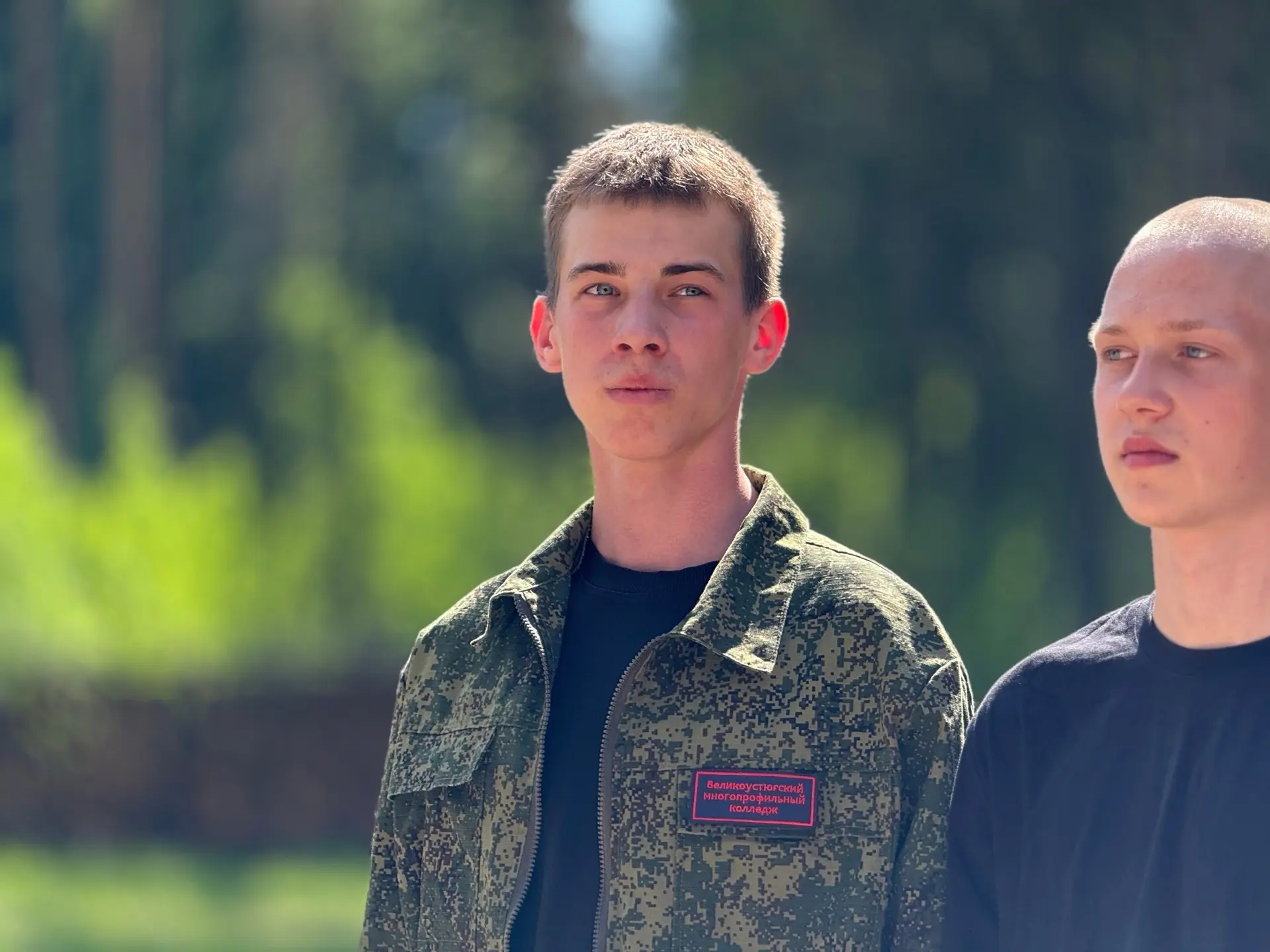 Герои не носят плащи. Иногда они носят нашивку ВПК «Гвардеец» и зовутся студентами гр. 131.

Сборы «