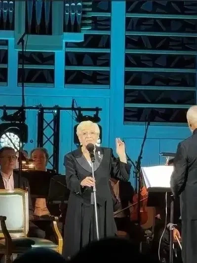 91-летняя Алиса Фрейндлих снова вышла на сцену. Легендарную актрису зрители встретили с...