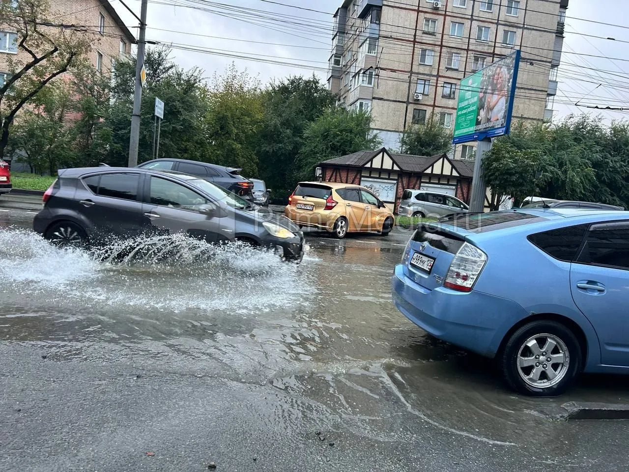 Машины вплавь добираются до работы во  Владивостоке