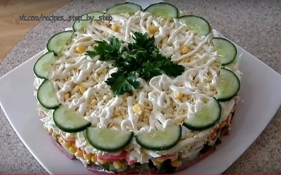 Салат с крабовыми палочками, свежим огурчиком и кукурузой
