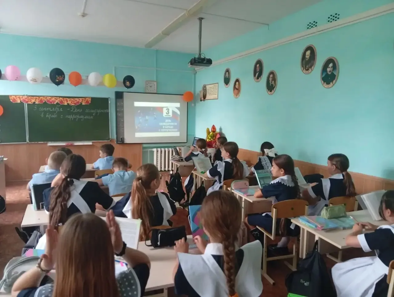 Сегодня в нашей школе прошли классные часы, приуроченные ко Дню солидарности в борьбе с...