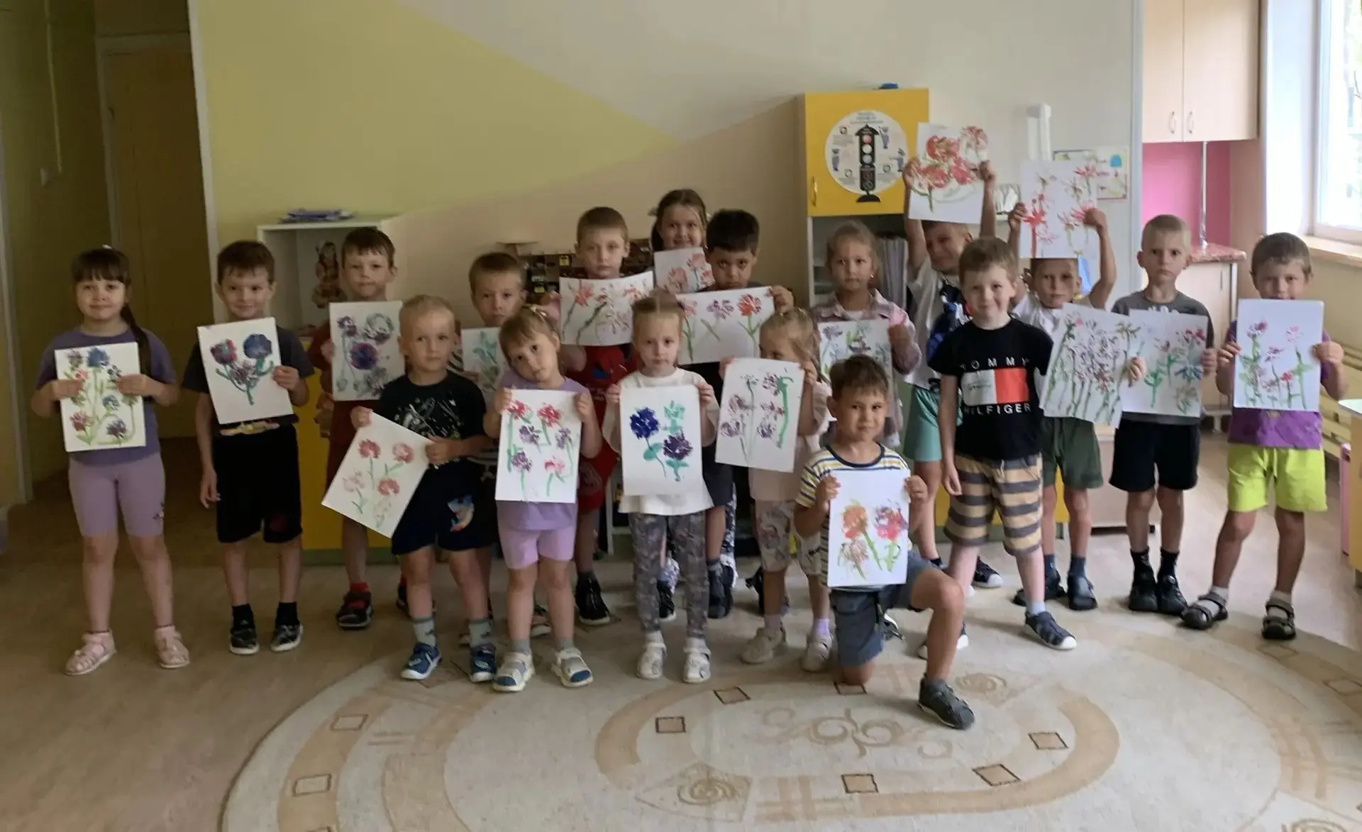 Цветы необыкновенной красоты!🌹

Шедевры можно создать из самых простых вещей. Сегодня мы с ребятами