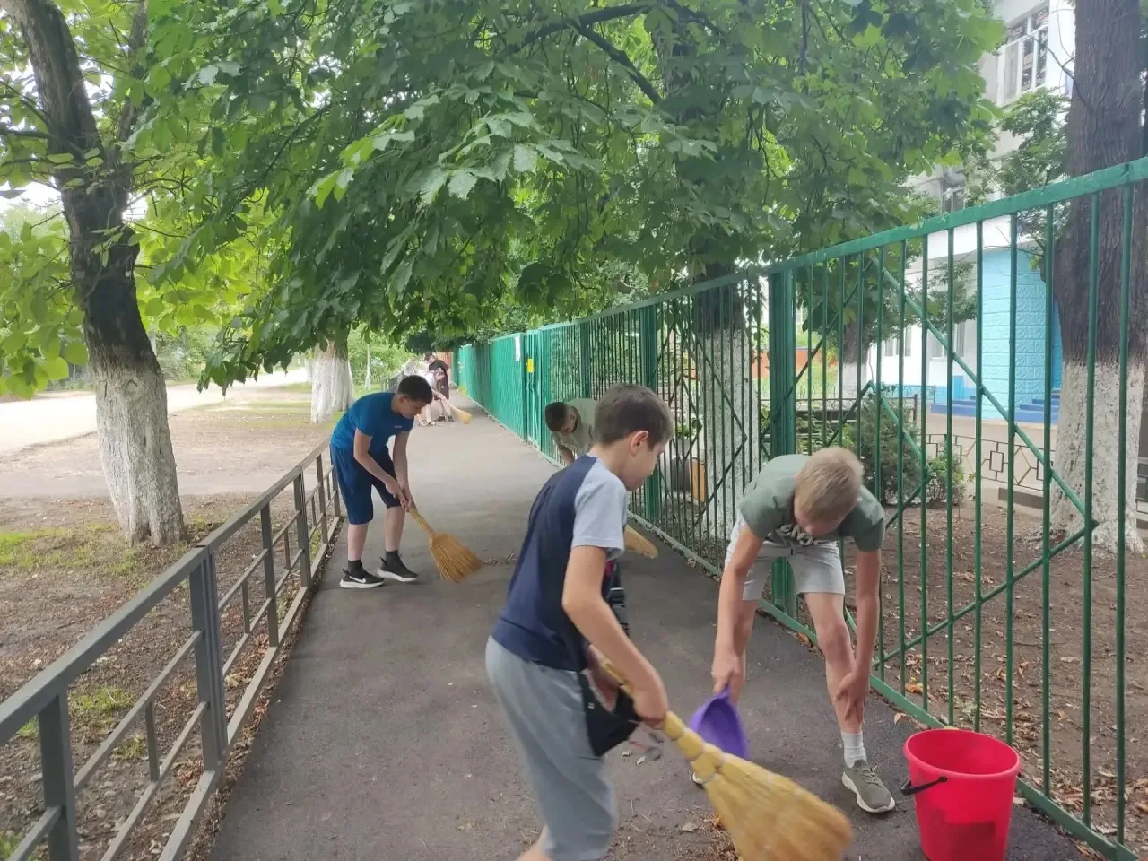 🌿 На пришкольной территории МБОУ СОШ 6 им. Ю. А. Гагарина Кавказского района в рамках ...
