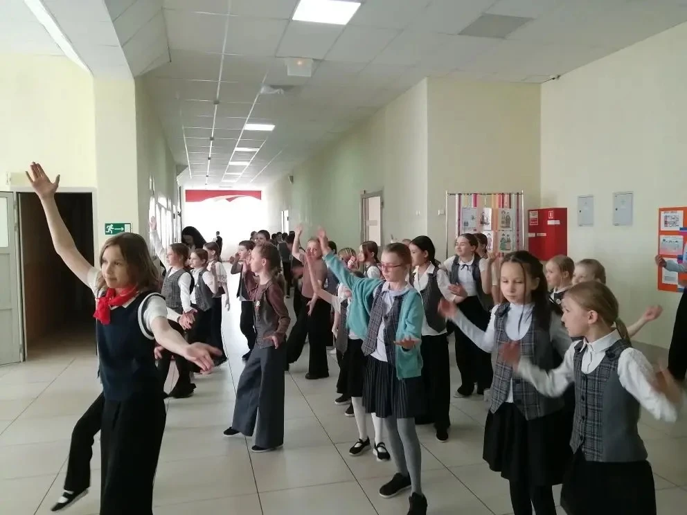 Активные перемены — заряд позитива на весь день! ✨💃  Сегодня в нашей школе царила настоящая празднич