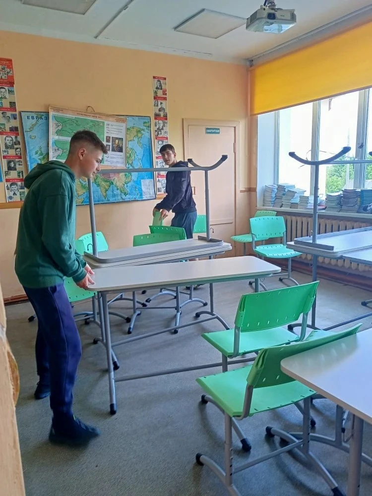 1 июня  трудовая бригада "Мастерок", приступила к работе. Учащиеся с большим энтузиазмо...