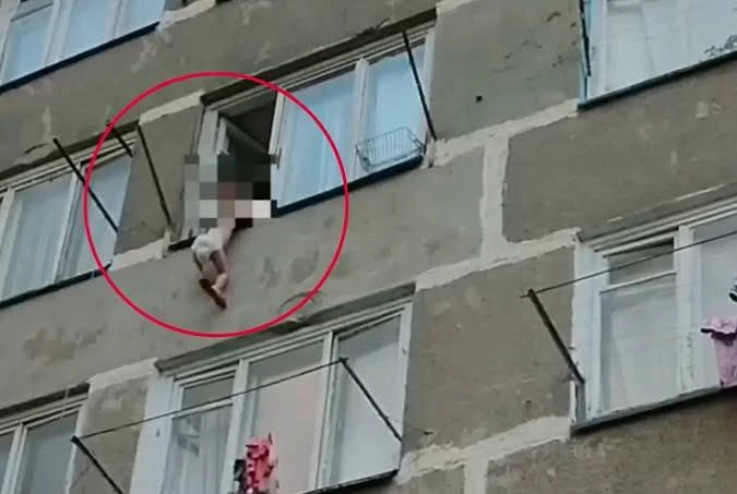 ❗ Полуторагодовалый ребенок выпал из окна в Уфе