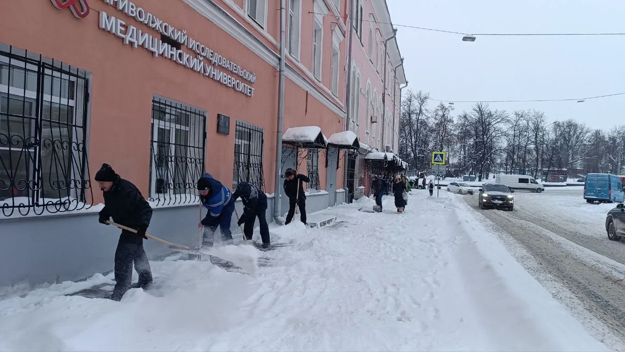 🌨️АО «Объединенный коммунальный оператор» подключилось к расчистке улиц города от снега.  Как и друг