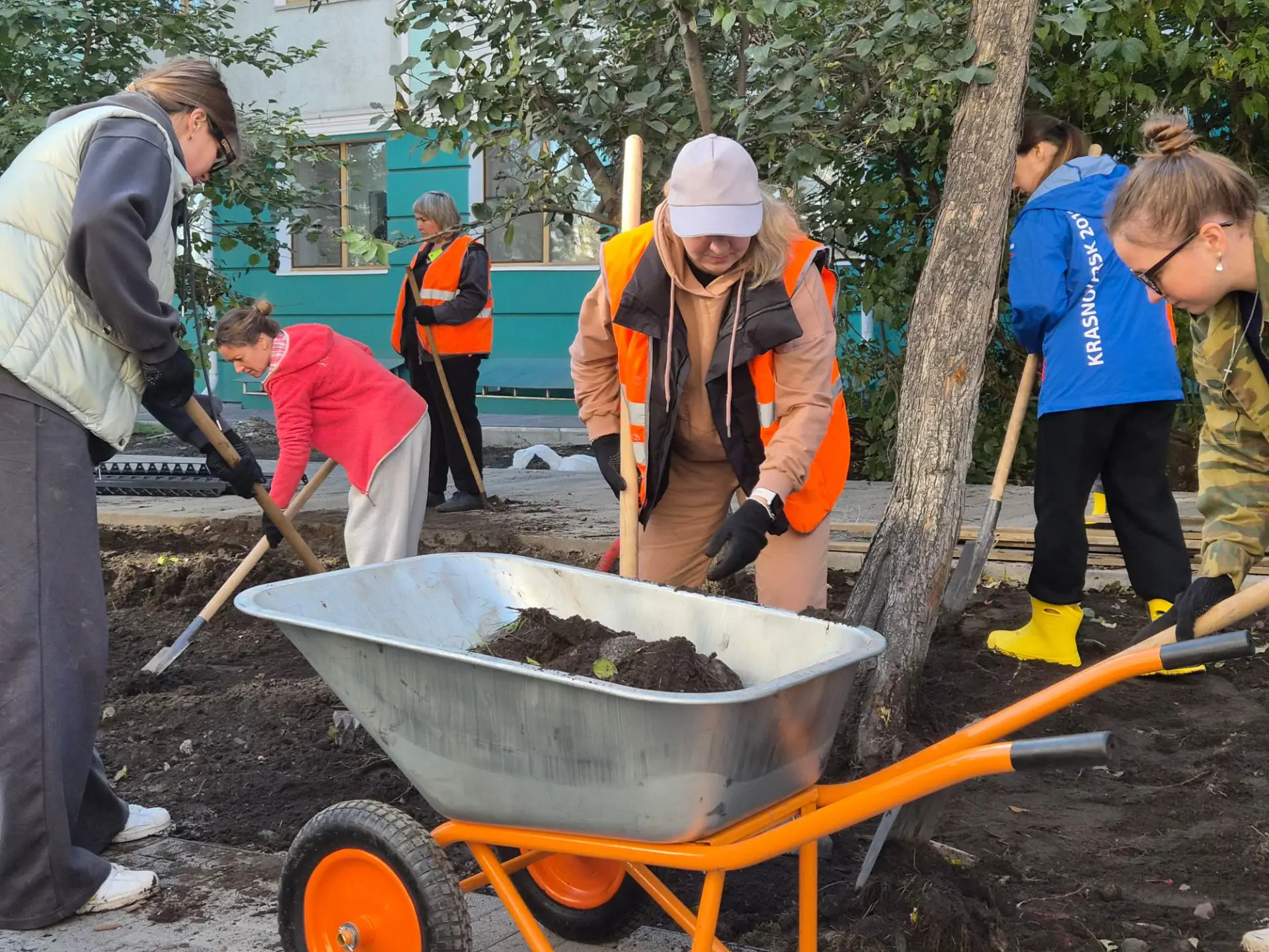 Сотни кустов и многолетников, десятки рук и один общий результат 🌱🧹