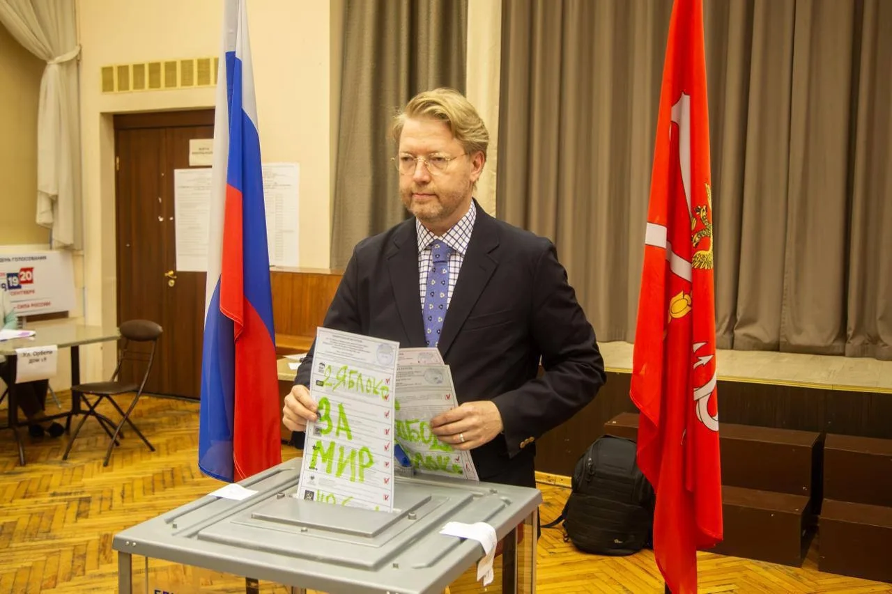 🍏На председателя «Яблока» Николая Рыбакова составили протокол о мелком хулиганстве за ...