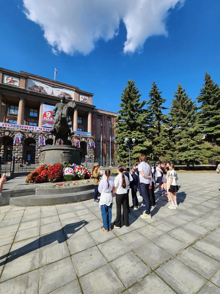 Патриотическая экскурсия 🇷🇺   6 МАЯ в преддверии праздника великой ПОБЕДЫ обучающиеся МАОУ лицея 180