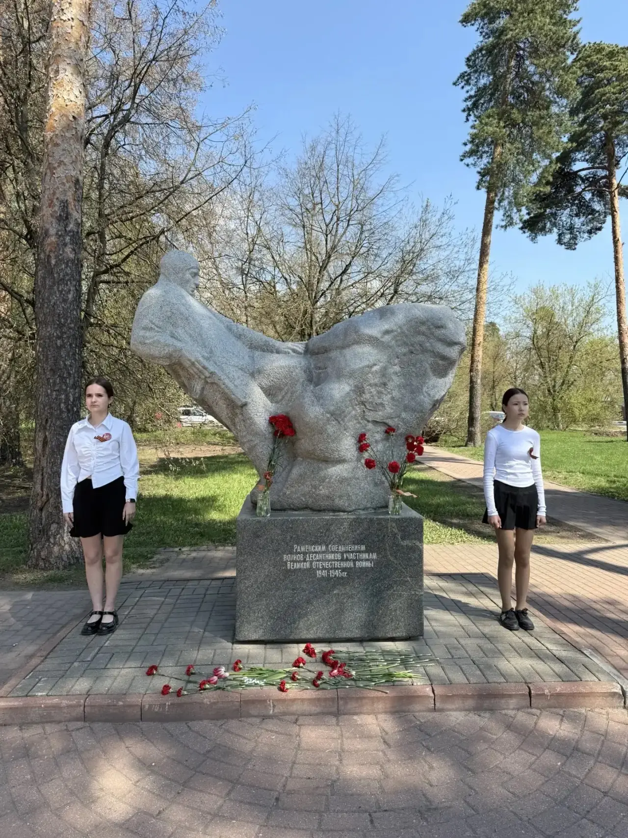 🇷🇺Второй день наша школа продолжает участие в патриотической акции «Вахта Памяти» в рамках марафона 