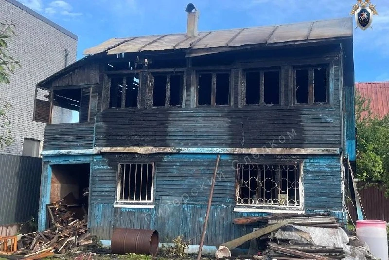 Два человека погибли в пожаре в частном доме в Колпино