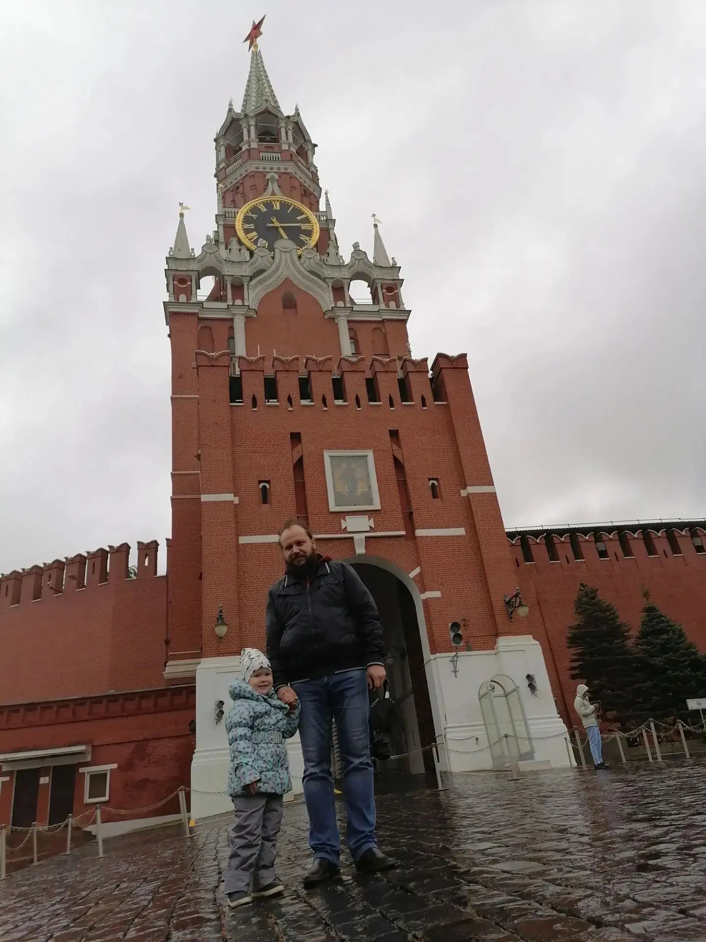 Срочная командировка 

Дорогие мои, сегодня вылетаю в Москву по семинарским делам. Буду там весь ден