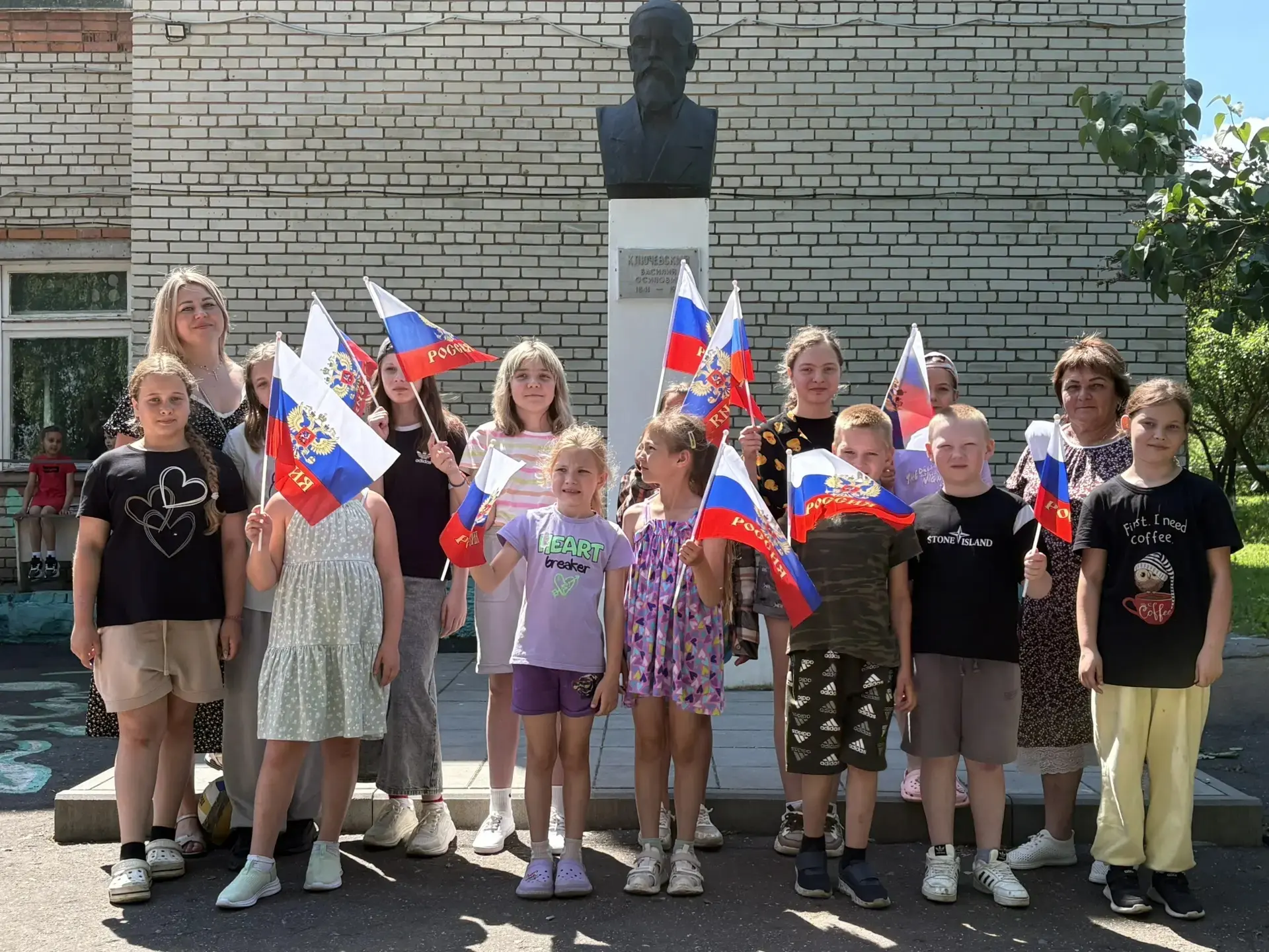 ✨ Акция «Флаг России» ✨

Сегодня мы провели акцию с детьми, посвящённую Дню России.

Трёхцветный фла