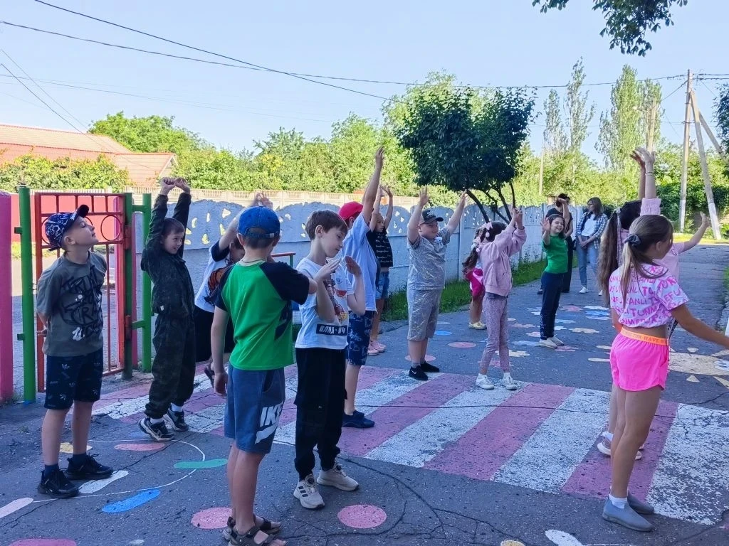 🌞 Четырнадцатый день на пришкольной площадке "Улыбка"! 🌟
🇷🇺Поднятие государственного флага, испо