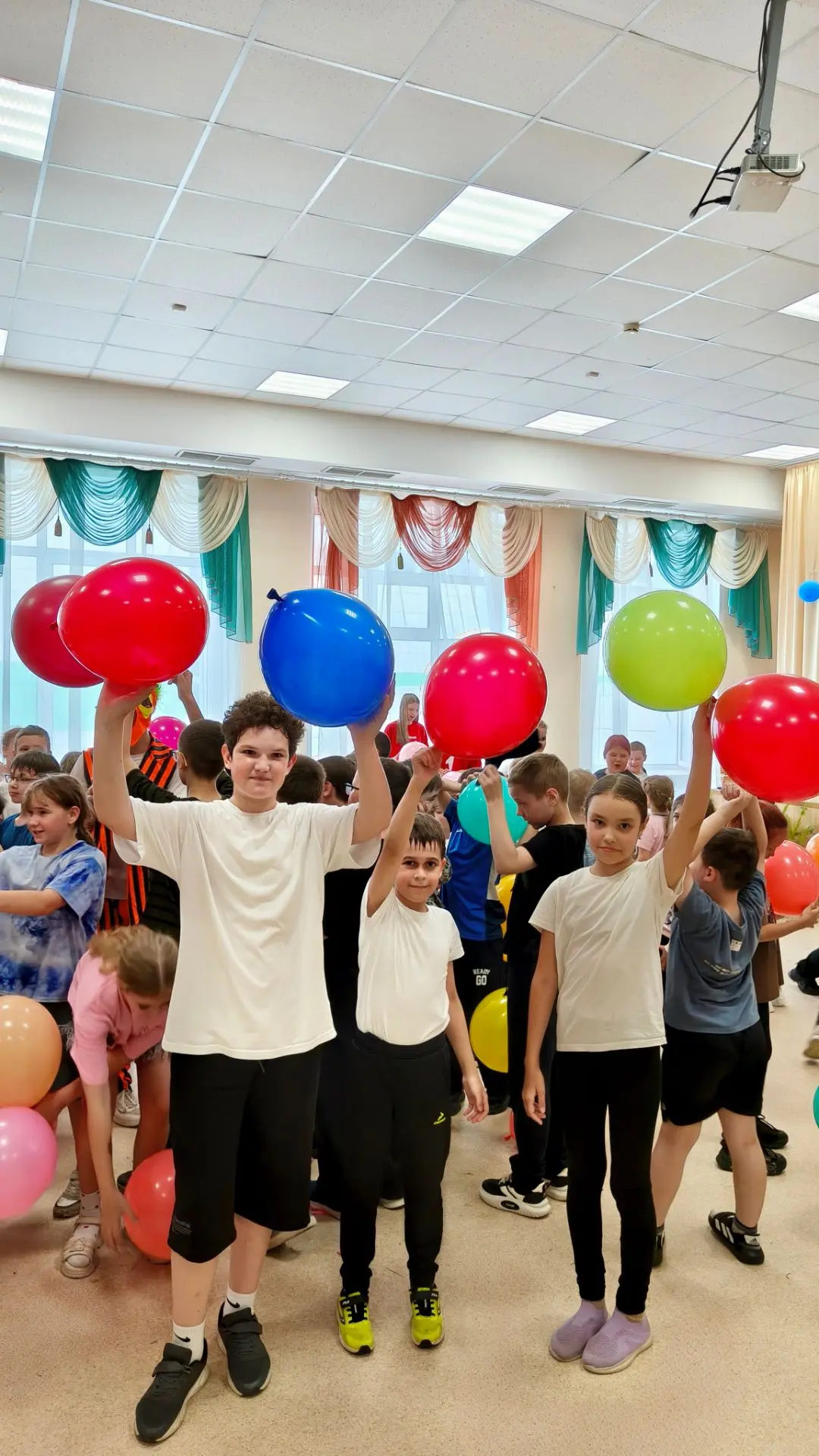 Прощай, #ВремяПервых! (◕‿◕✿)
🎈🎈🎈ВСЁ🎈🎈🎈
👫 Сегодня мы ПОПРОЩАЛИСЬ с нашим ярким и весёлым ЛАГЕР