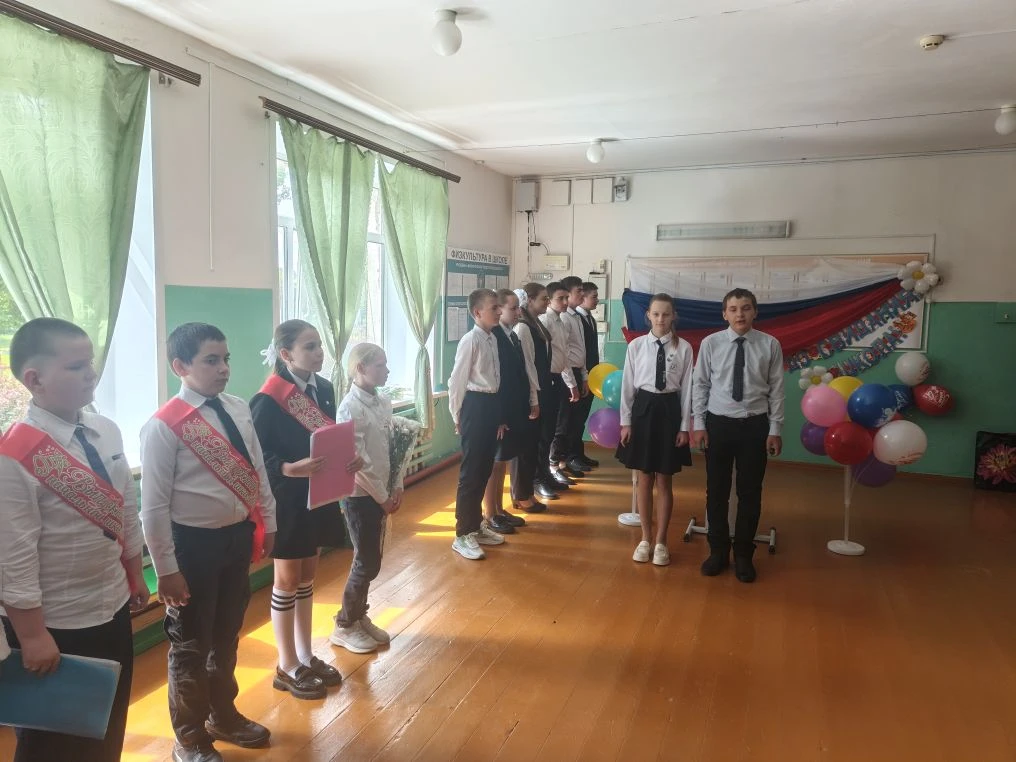 💐💐💐Сегодня в нашей школе прошёл Последний звонок для учащегося 9 класса. Мы поздравл...