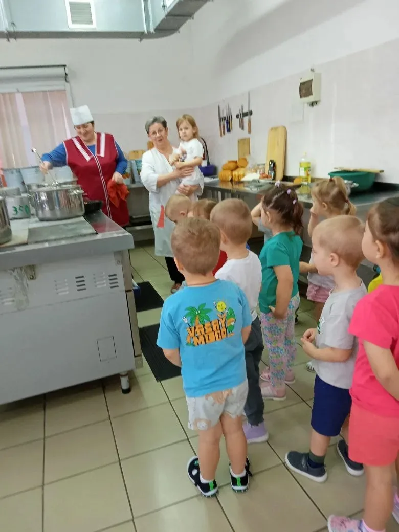 С  малышами 1 мл. гр.  " Рябинка" была проведена экскурсия на пищеблок ДОУ.