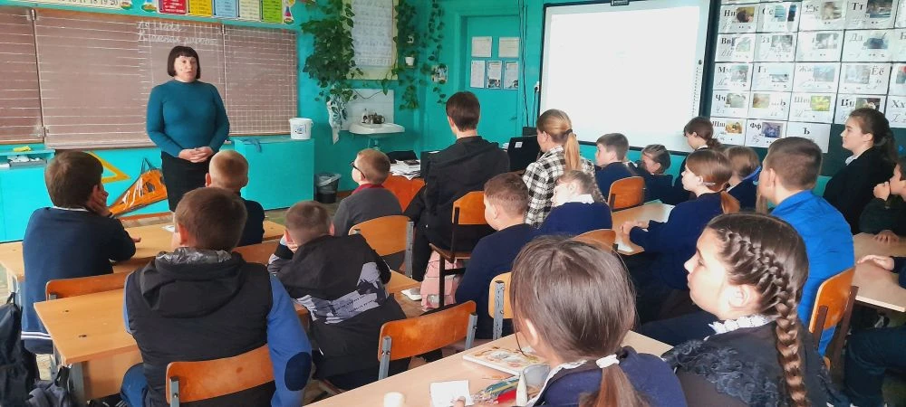 В нашей школе прошёл классный час в рамках акции «Детский телефон доверия». Это важное ...