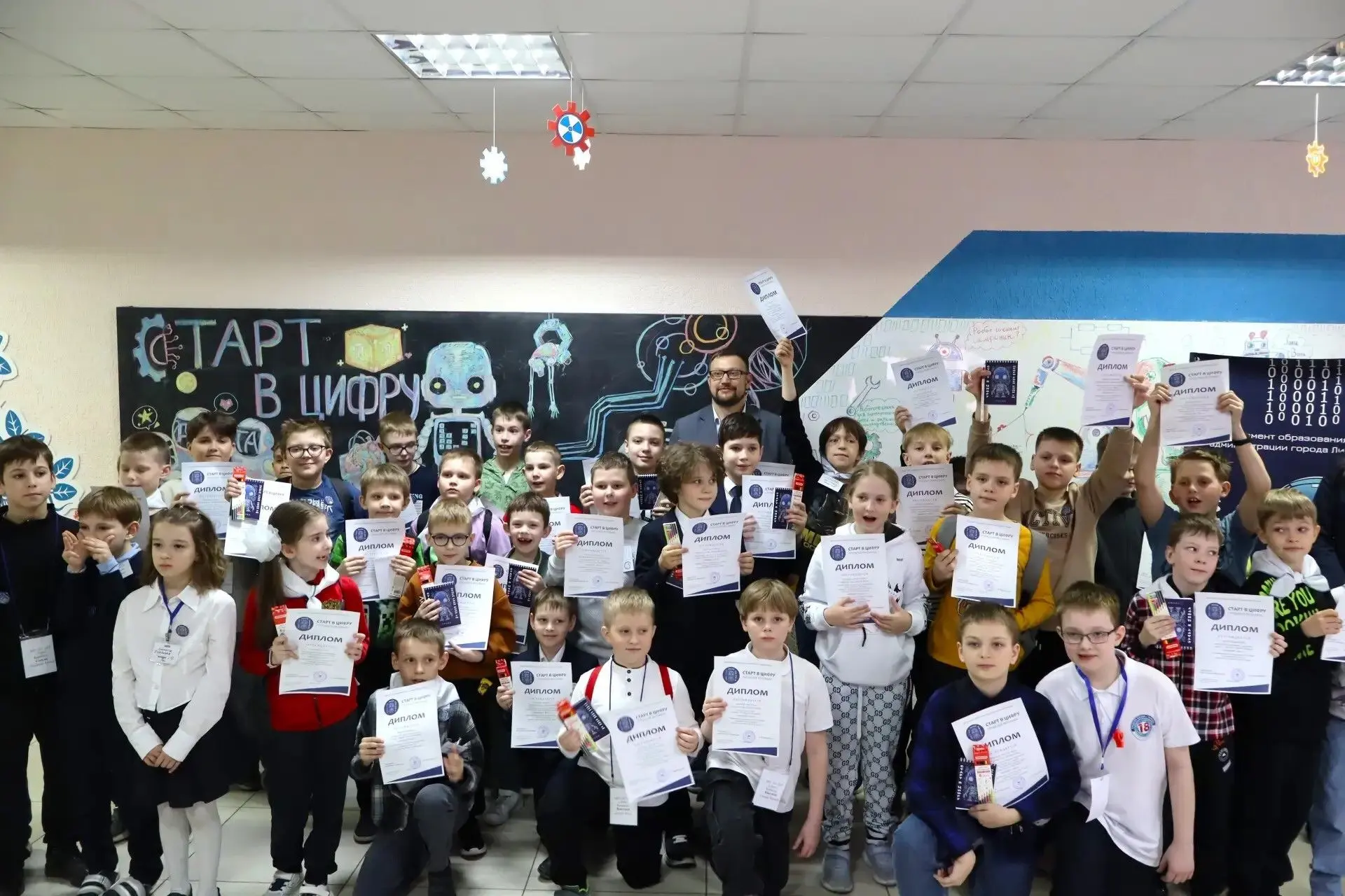 🧑‍💻В Липецке проходит городской фестиваль «Старт в цифру»  Первыми стали соревнования по робототехни
