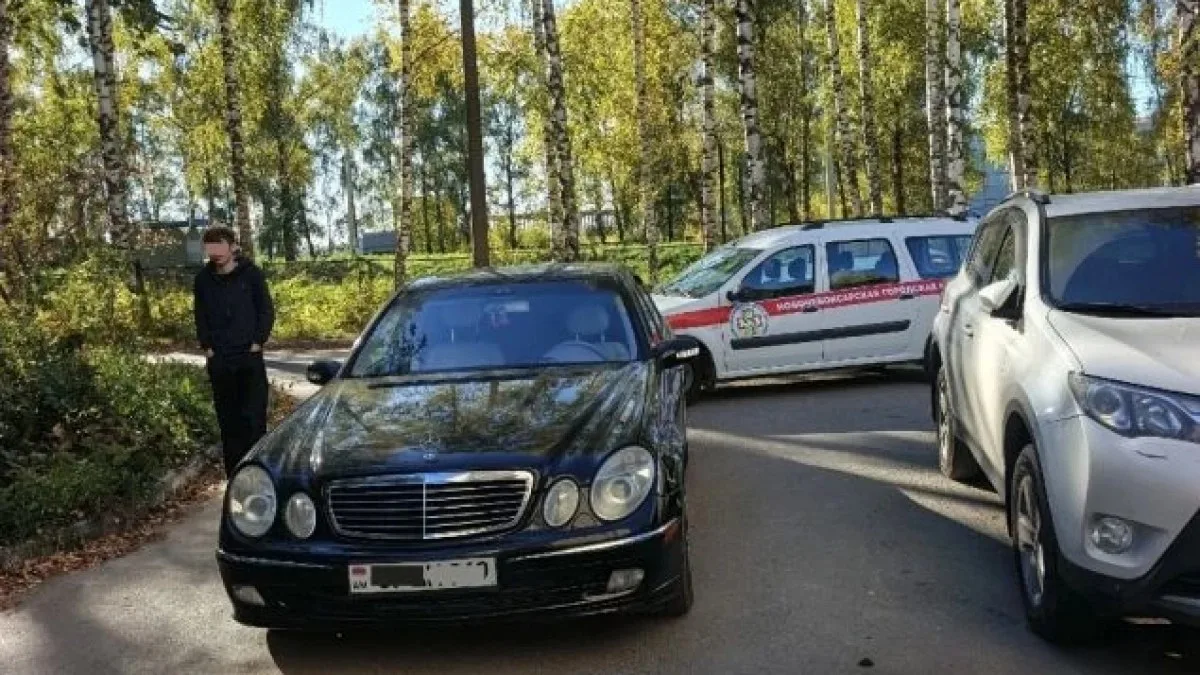 В Новочебоксарске 20-летний водитель бросил иномарку прямо посреди дороги на улице Пион...