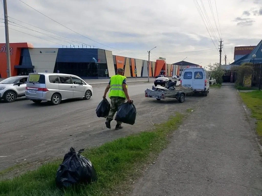 Коммунальные службы города продолжают работы по благоустройству и содержанию территорий ⁣ 🚜Локально-
