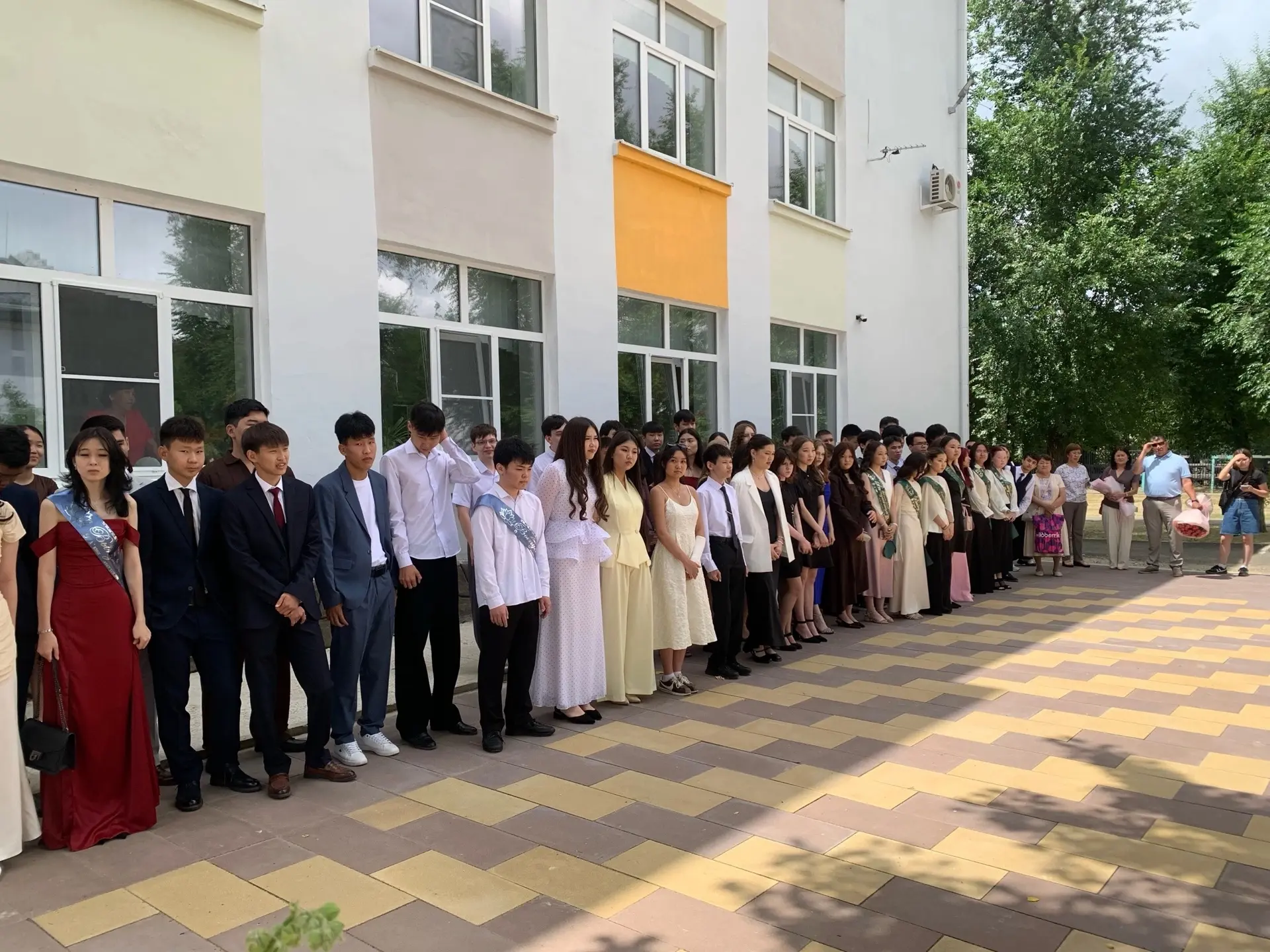 Торжественное вручение аттестатов девятиклассникам 🎓

Вчера в нашей школе состоялась торжественная 