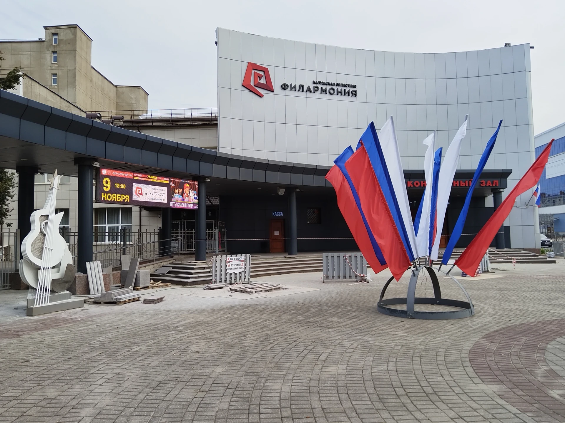 Стихийную парковку на тротуаре со стороны улицы Баррикад запретят