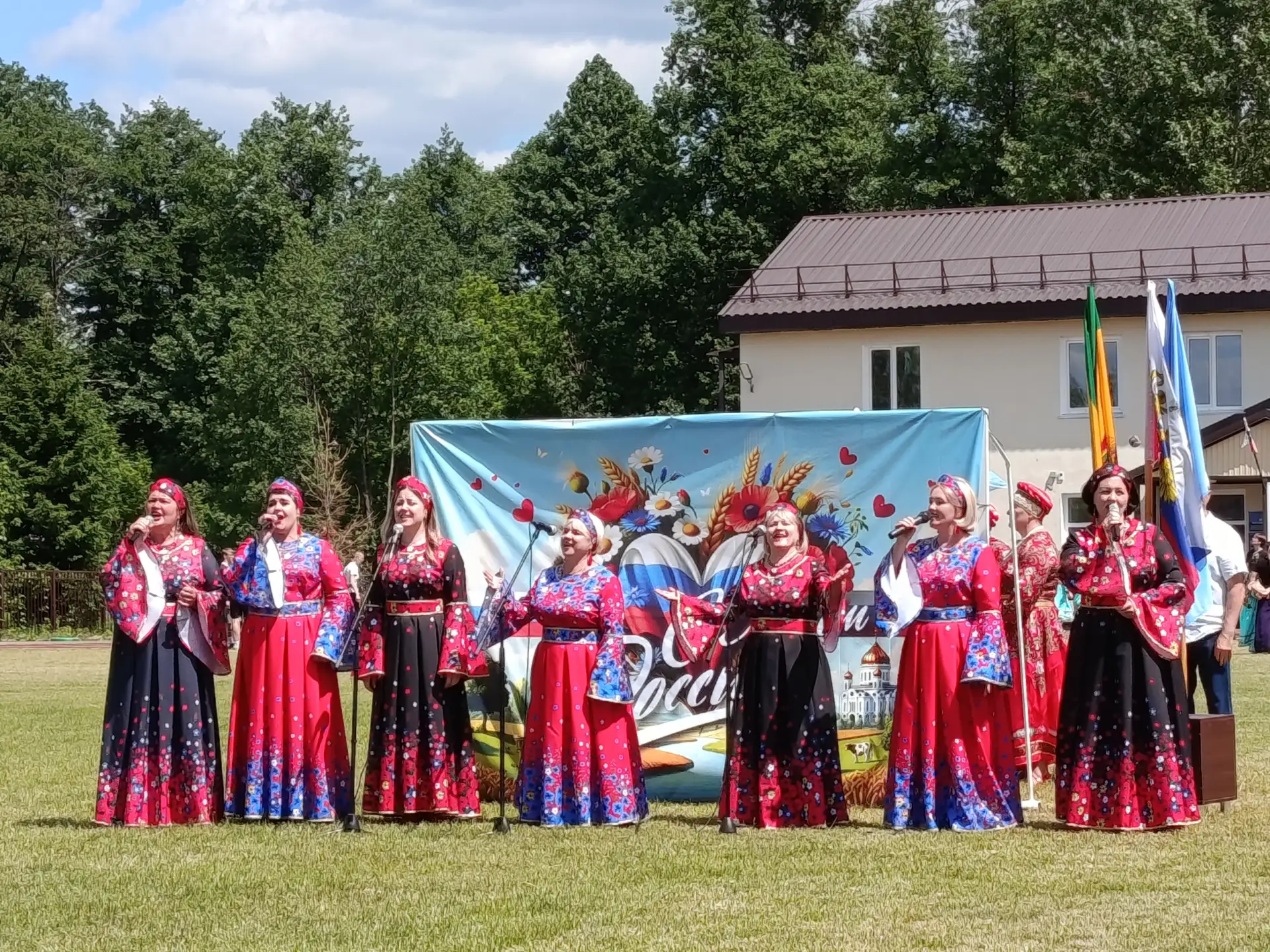 12 июня в Сосновоборске на обновлённом стадионе "Труд" прошло праздничное мероприятие,где  специалис