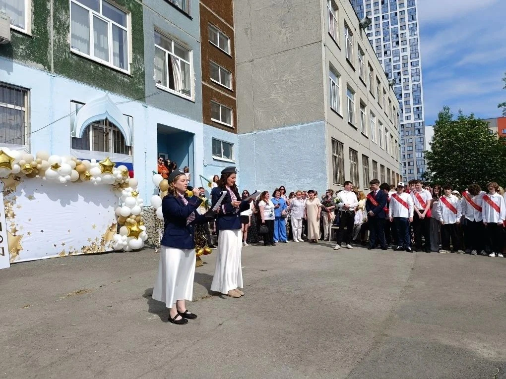 Сегодня для наших девятиклассников прозвенел Последний звонок.🔔🔔🔔  9 лет — это целая эпоха. В этих с