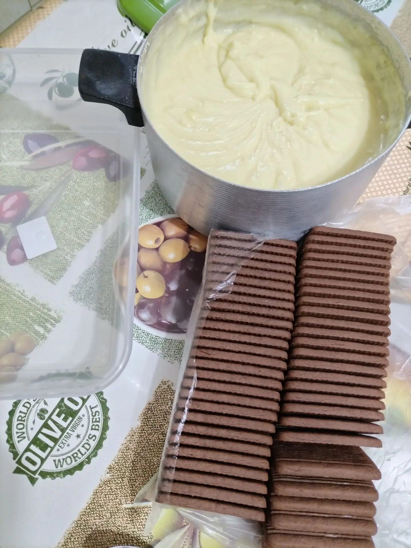 Сегодня решила приготовить вкусняшку, тортик из печенья на заварном креме. Быстро и просто, много и 