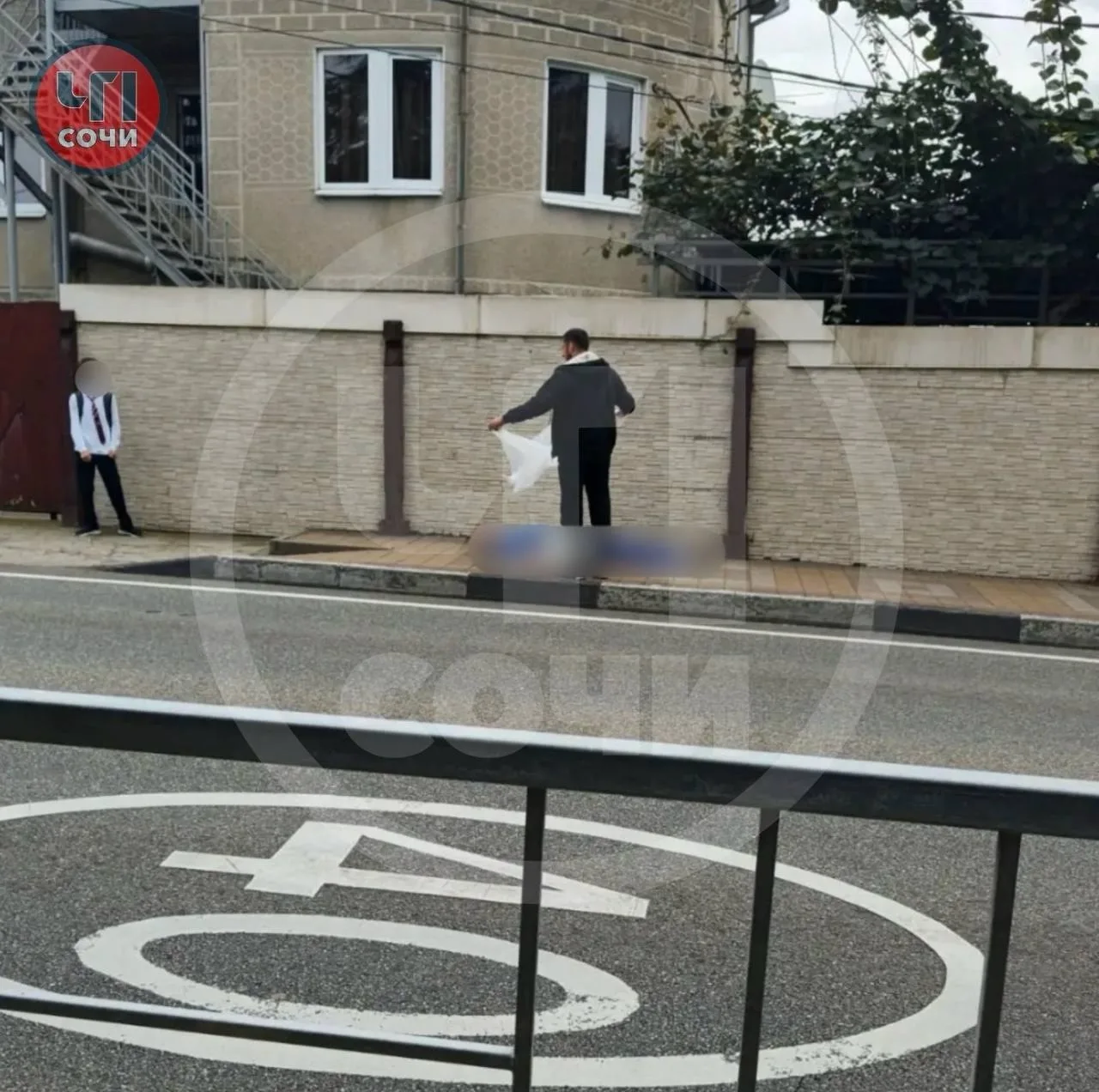 😱Тело мужчины обнаружили на тротуаре в центре Сочи
