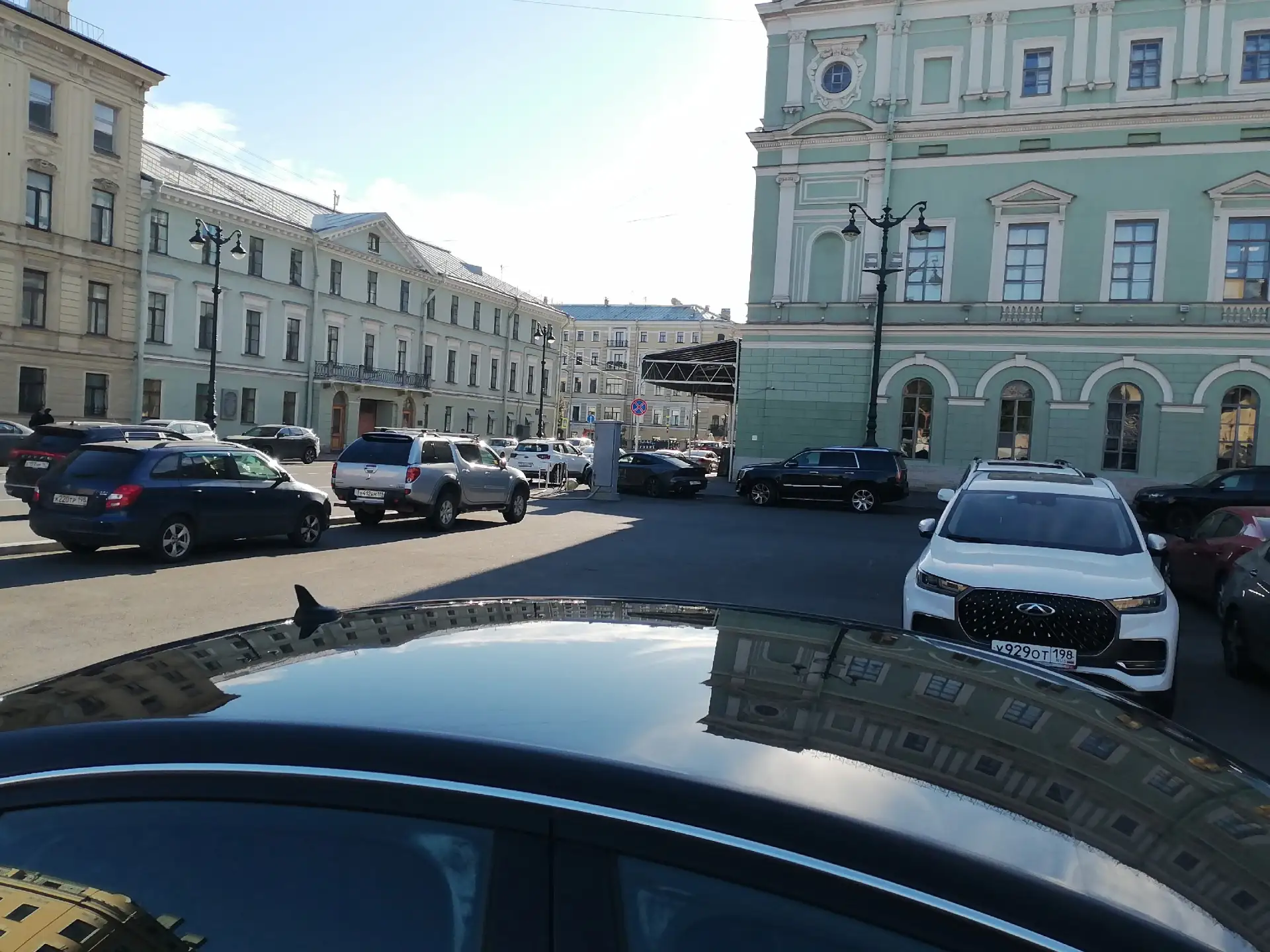 В эту субботу у Мариинки, на Театральной площади, мою машину эвакуировали. Ни знаков, н...