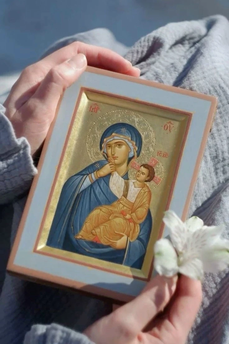 Как много нам дано,
Но мало ценим счастье…
Уныло жить грешно,
Хоть за окном ненастье.

Пусть ветер д