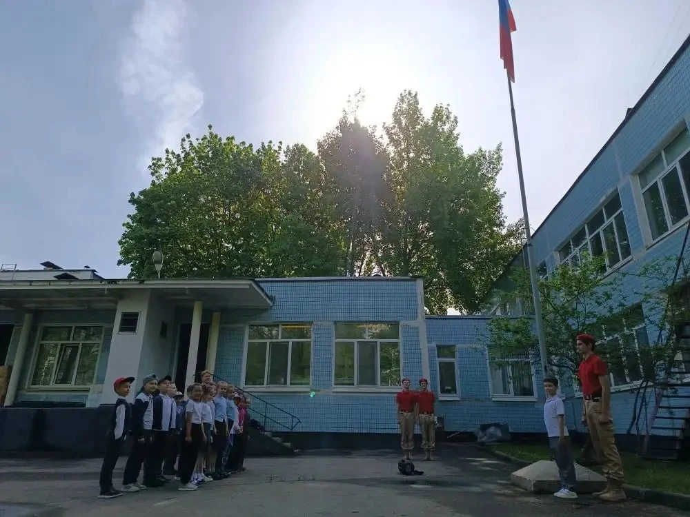 🇷🇺Начали учебную неделю с торжественного поднятия флага, исполнения гимна Российской Федерации и «Ра