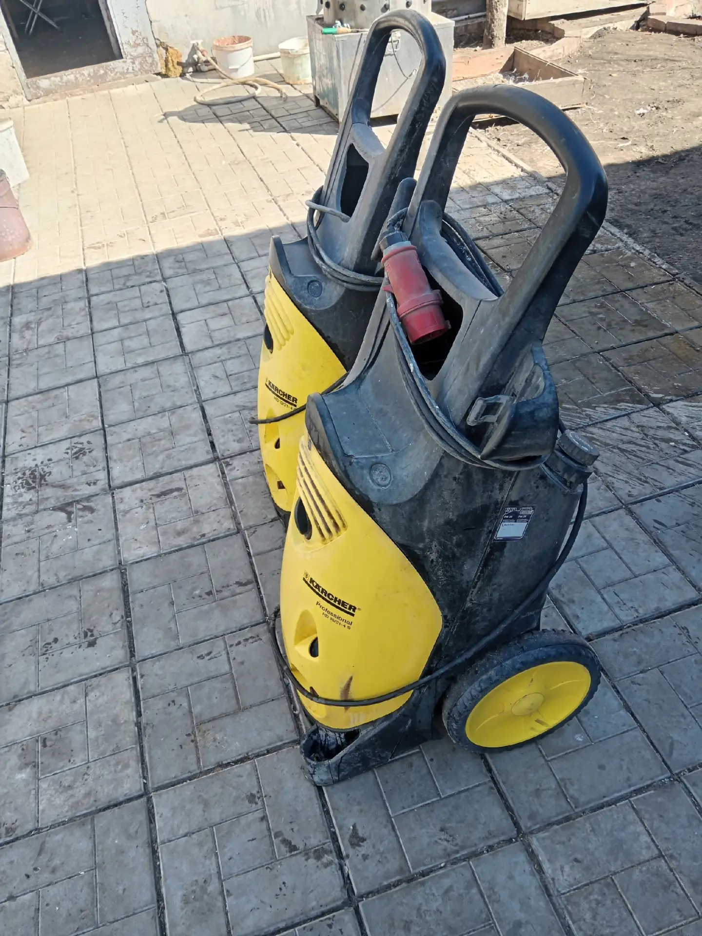 В связи с закрытием автомойки продаю профессиональные  мойки высокого давления HD 10/21...