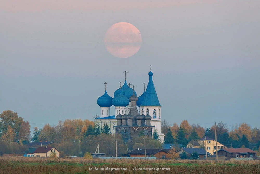 Посмотрите, какой восход Луны запечатлела в Заостровье Анна Мартынова. Восхитительные к...