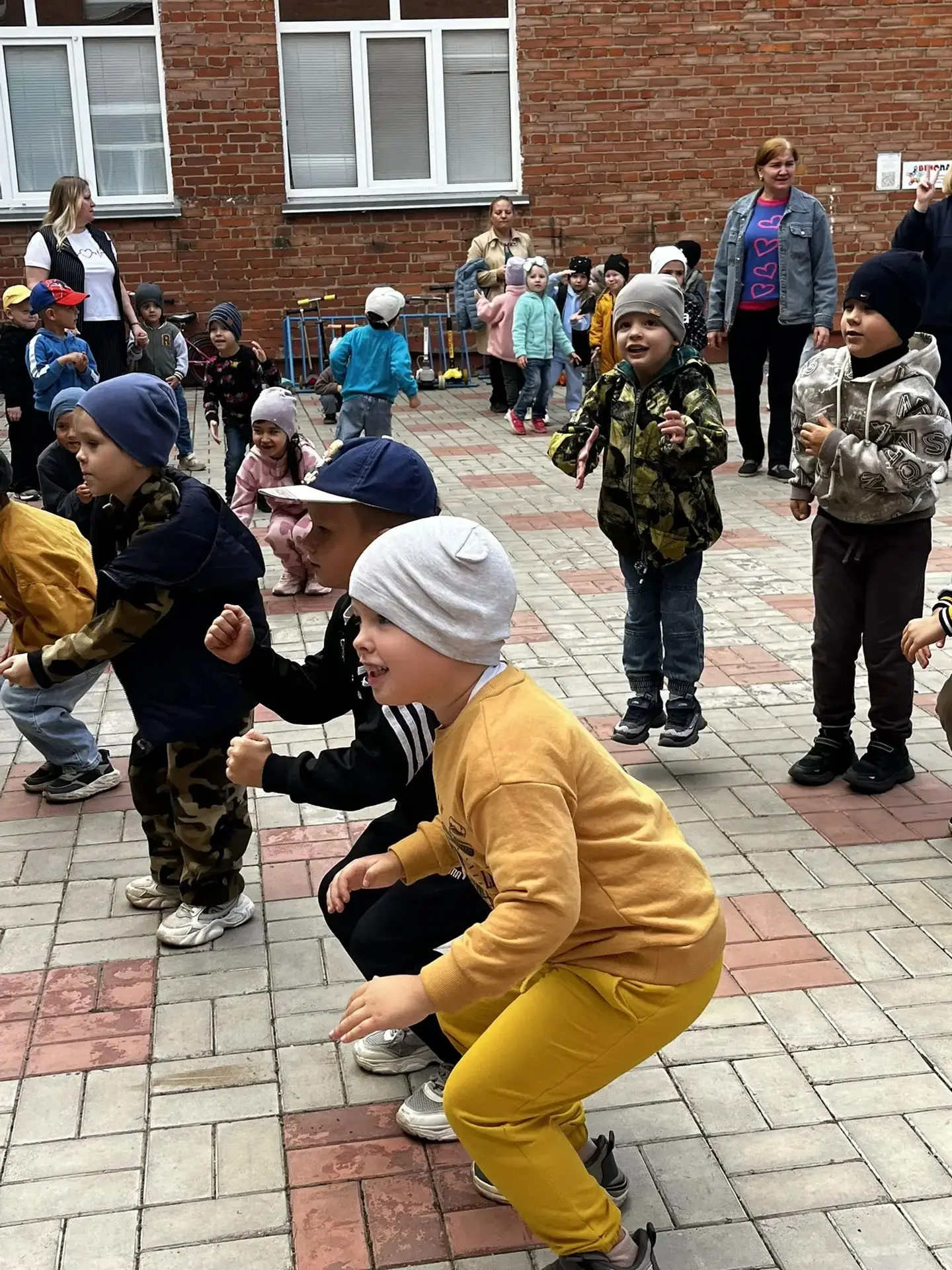 У нас было весело! 🎉 Дети приняли участие в ярком флешмобе, посвященном Дню знаний🎓📚