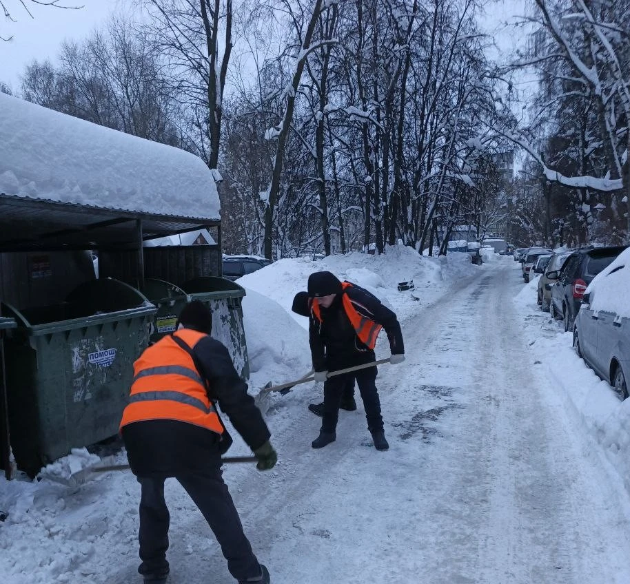 Несмотря на сложные погодные условия, работа продолжается в усиленном режиме. Дворники и спецтехника