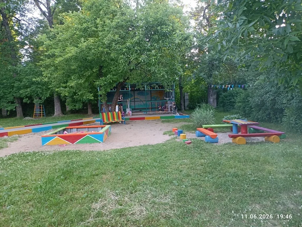 ✨В нашем детском саду продолжаются работы по благоустройству территории! 🎨

Сотрудники и родители с