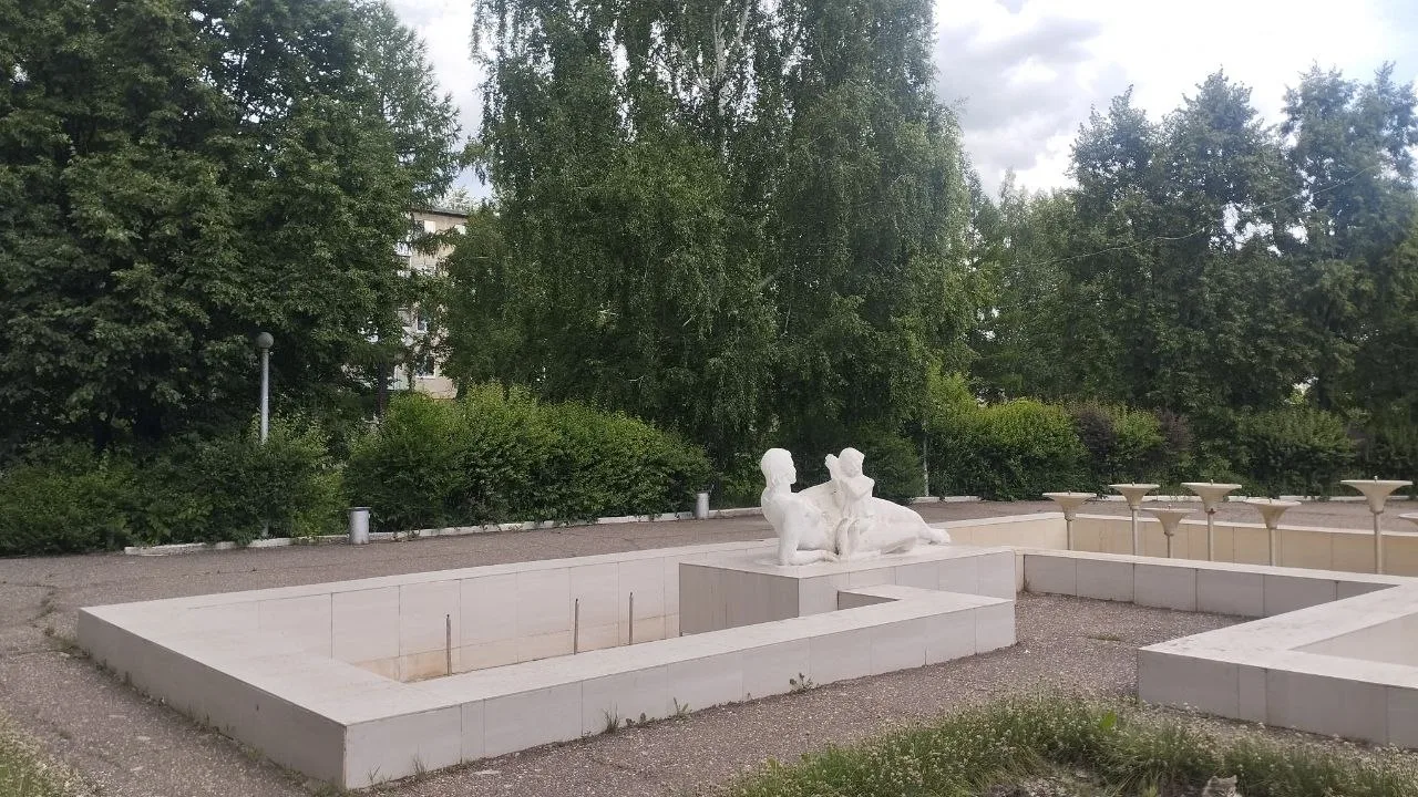 В Кувандыке сквер возле ДК "Криолит" готовится к ремонту. Здесь пропали массивные бетонные скамейки.