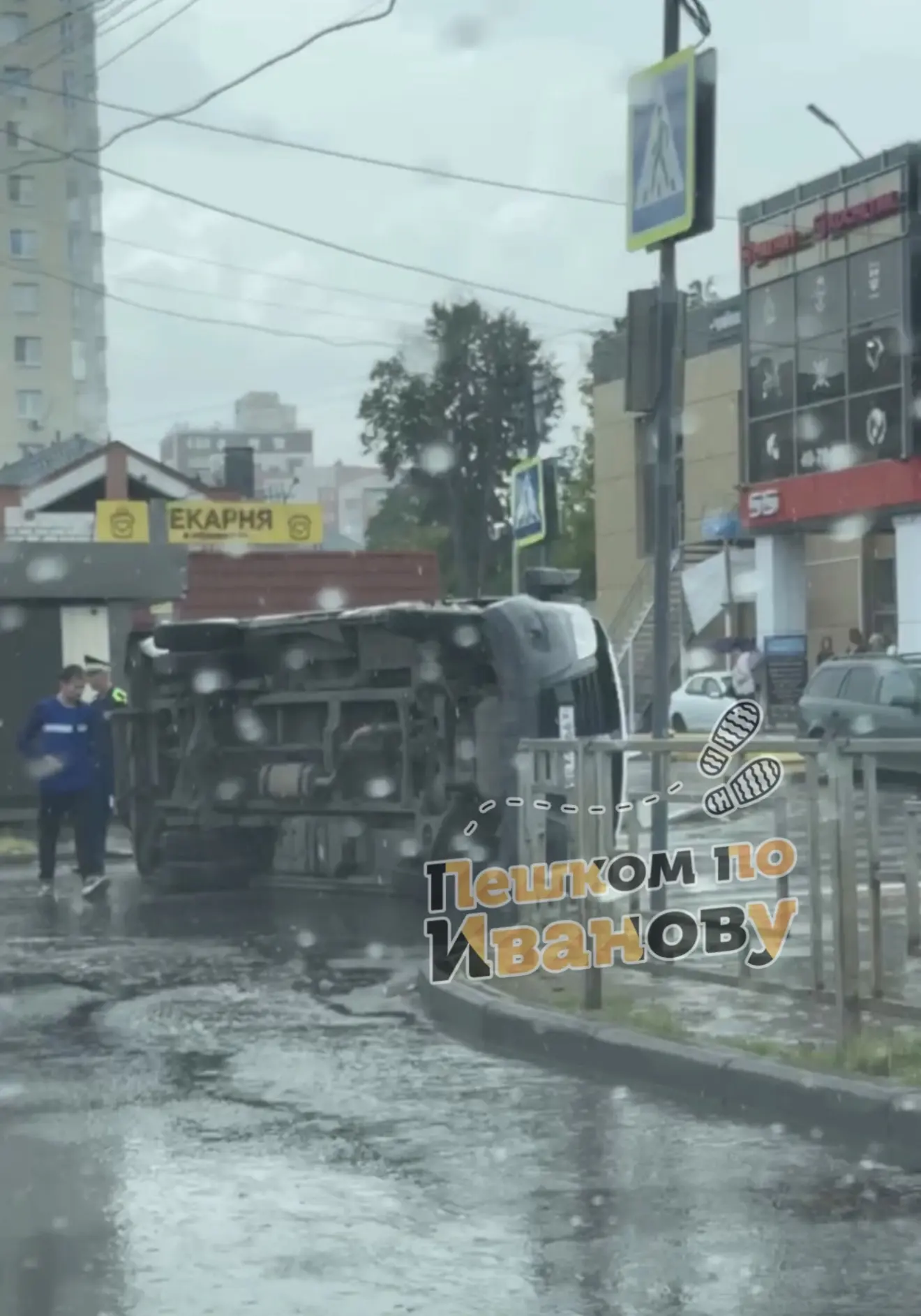 🚨 В Иванове перевернулась машина скорой помощи