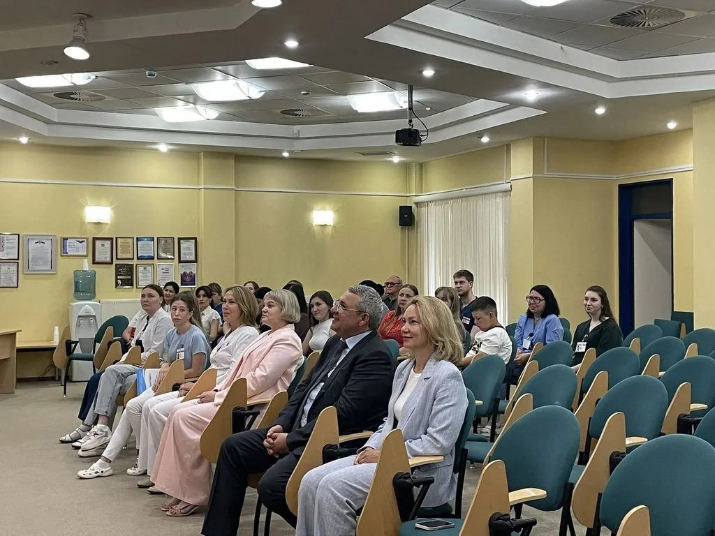 Оксана Михеева посетила ОКБ и поздравила представителей сферы здравоохранения с Днем медицинского ра