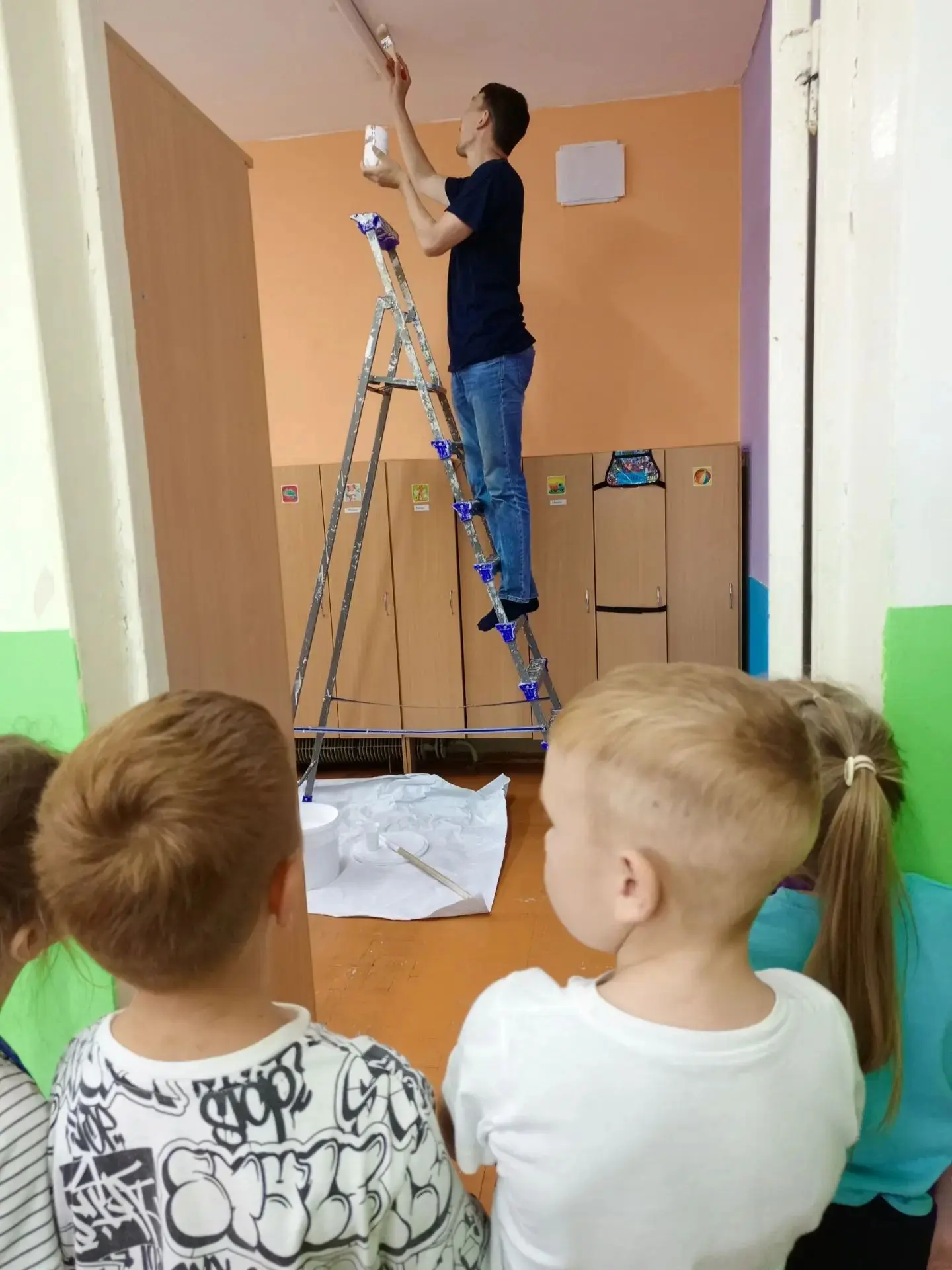 Наблюдения за ежедневным трудом взрослых; Чтобы оно не превратилось в пассивное созерца...