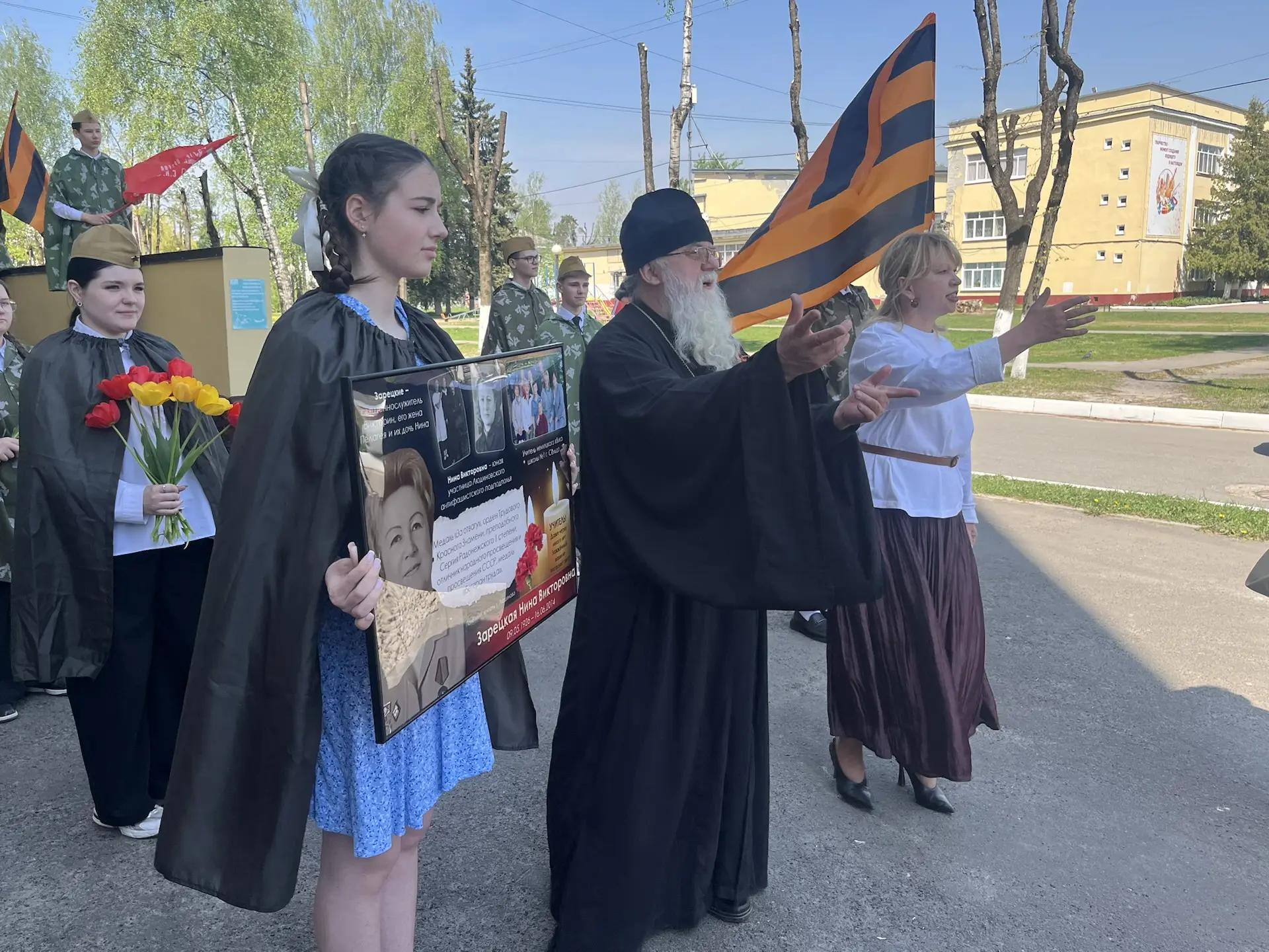 ЧТОБЫ ПОМНИЛИ В преддверии праздника Великой Победы учащиеся школы, педагоги, настоятель Казанского 